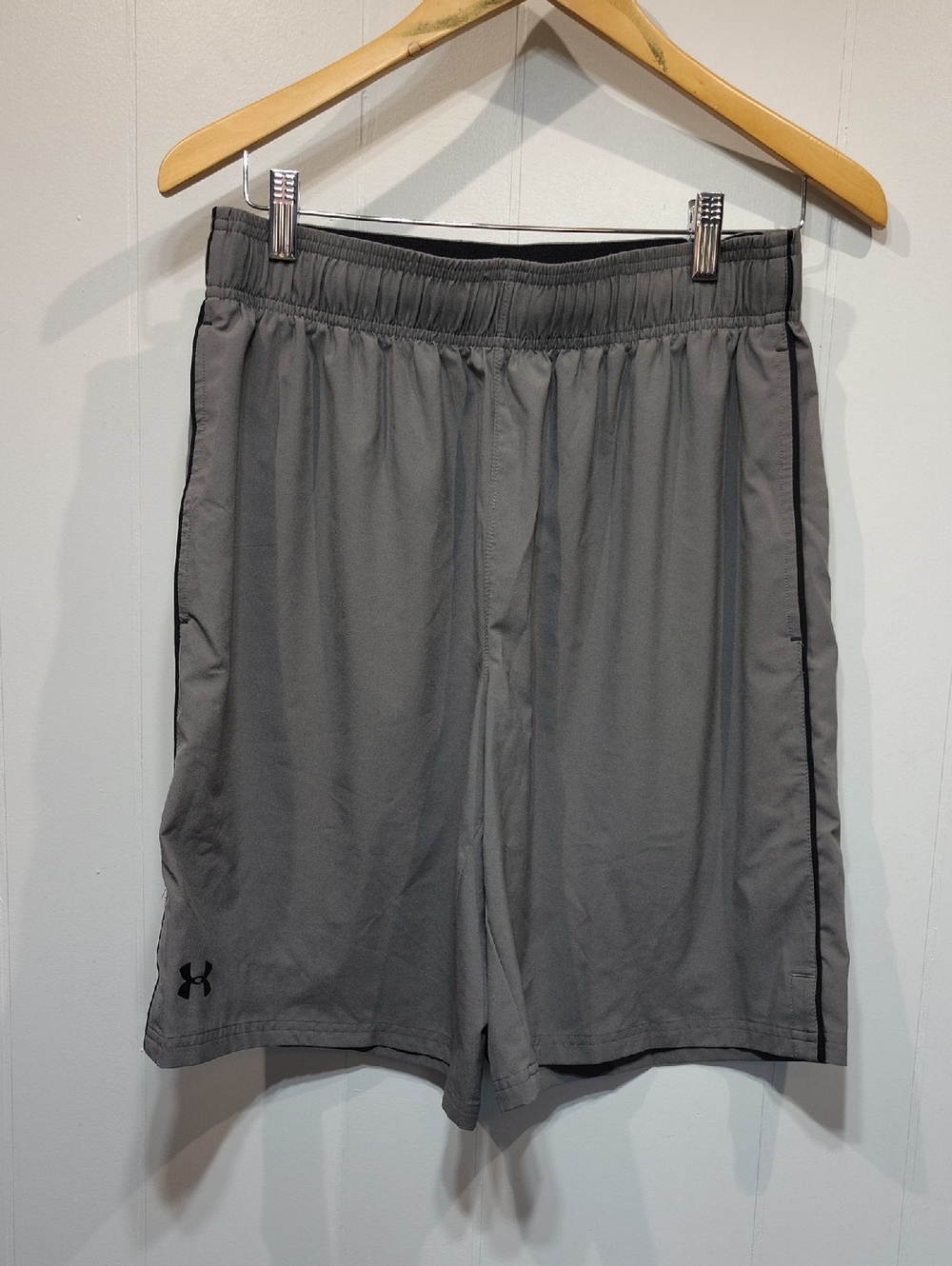 Under Armour Loose Shorts in‎ Gray and Black size Medium Athletic Athleisure